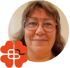 Medlem Runa tittar in i kameran och ler