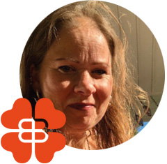 Medlem Ulrika tittar in i kameran och ler