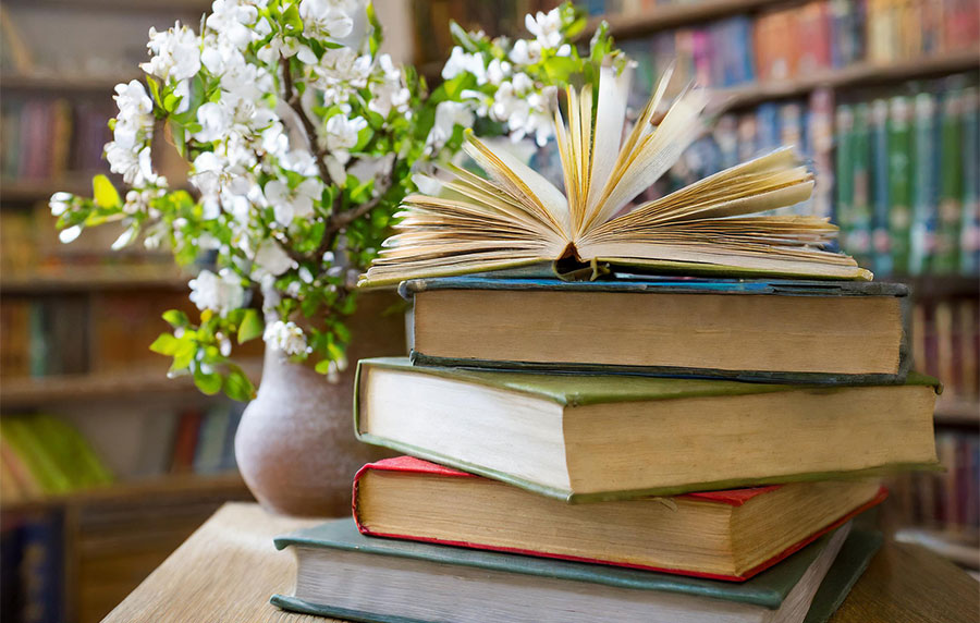 En bokhög och blombukett 