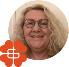 Medlem Eva-Linnéa tittar in i kameran och ler